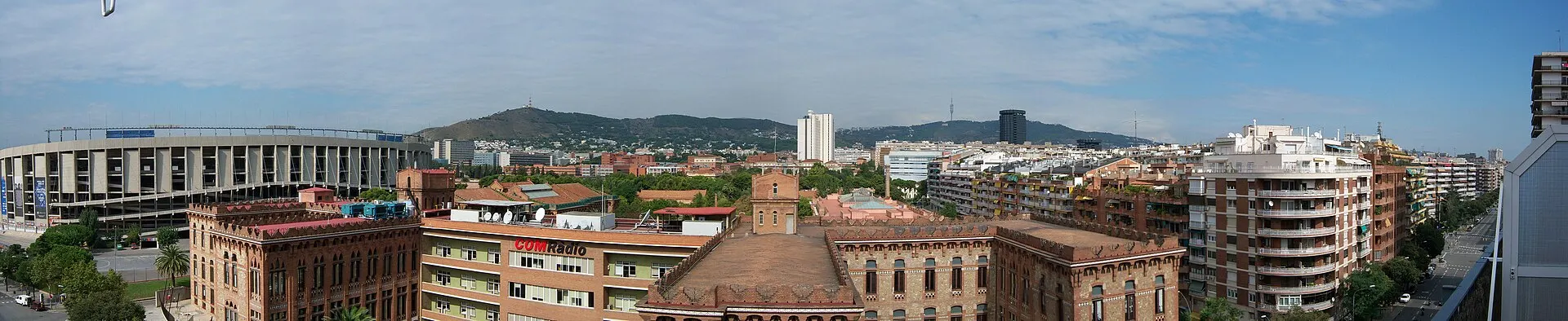 Les Corts desde una azotea: el Camp Nou a la izquierda, bloques de pisos y la sierra de Collserola al fondo